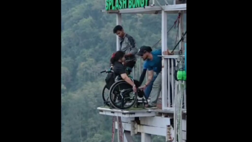 पैरा खिलाड़ी नीरजा गोयल व्हीलचेयर पर बैठकर ऋषिकेश शिवपुरी में 109 मीटर की ऊंचाई से बंजी जंपिंग करती हुईं