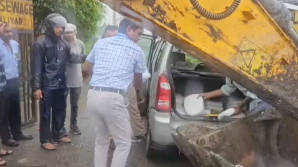 रुड़की भगवानपुर गांव में खाद्य सुरक्षा विभाग की टीम द्वारा मिलावटी पनीर बरामद करते हुए