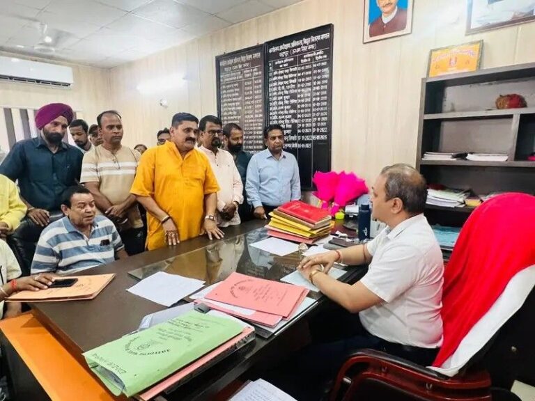 रुद्रपुर में बिजली कटौती के खिलाफ कांग्रेस कार्यकर्ताओं ने अधीक्षण अभियंता का घेराव किया।