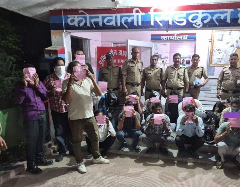 सिडकुल पुलिस द्वारा सार्वजनिक स्थानों पर शराब पी रहे युवकों पर कार्रवाई करते हुए।