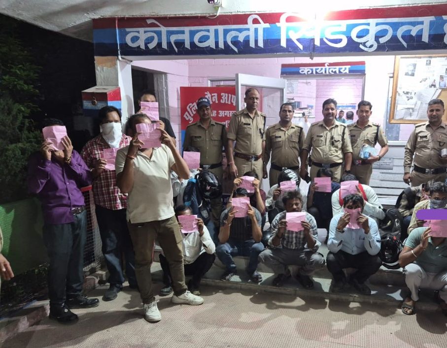 सिडकुल पुलिस द्वारा सार्वजनिक स्थानों पर शराब पी रहे युवकों पर कार्रवाई करते हुए।