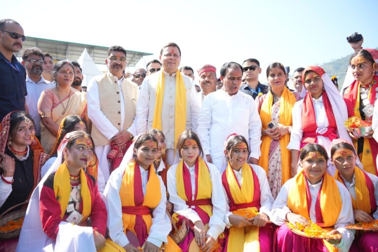 मुख्यमंत्री पुष्कर सिंह धामी श्रीनगर में सहकारिता मेला 2025 में स्थानीय उत्पादों के स्टॉल का निरीक्षण करते हुए