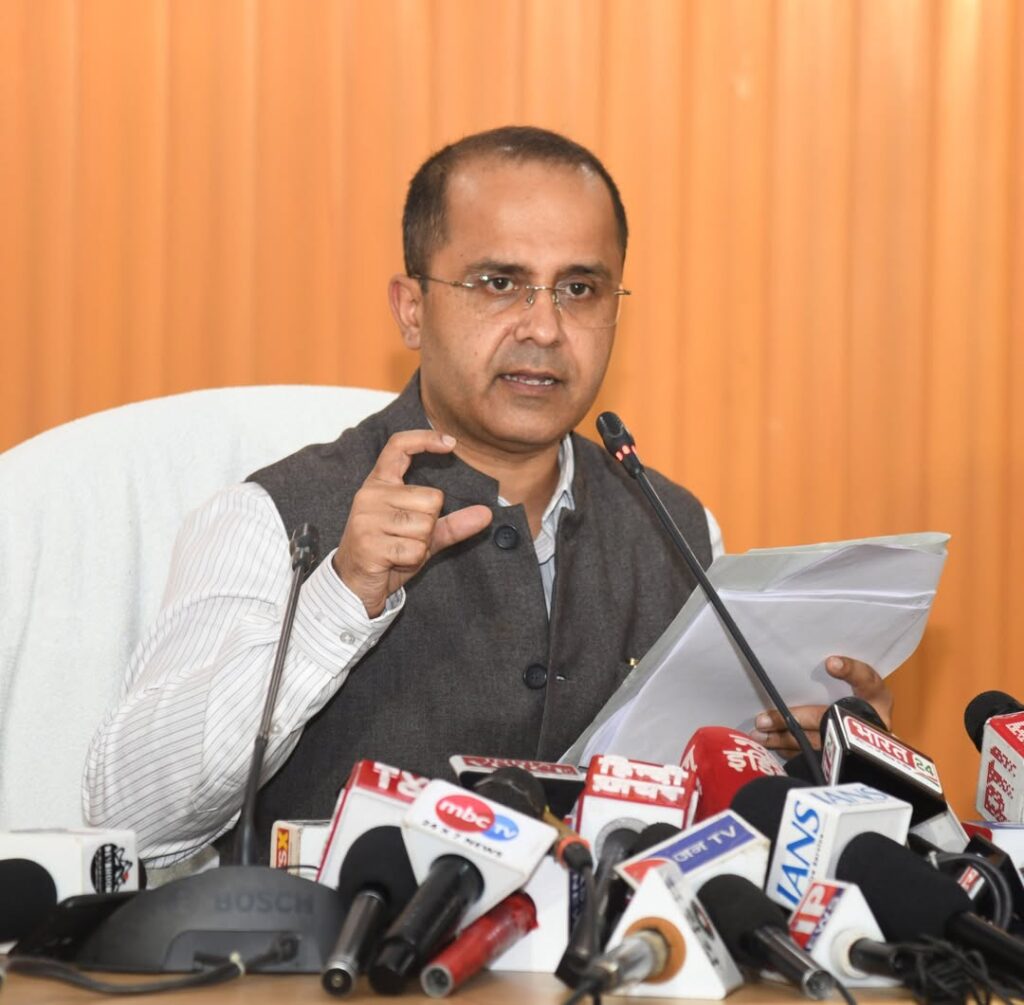 उत्तराखण्ड कैबिनेट बैठक में फैसले बताते गृह सचिव शैलेश बगौली