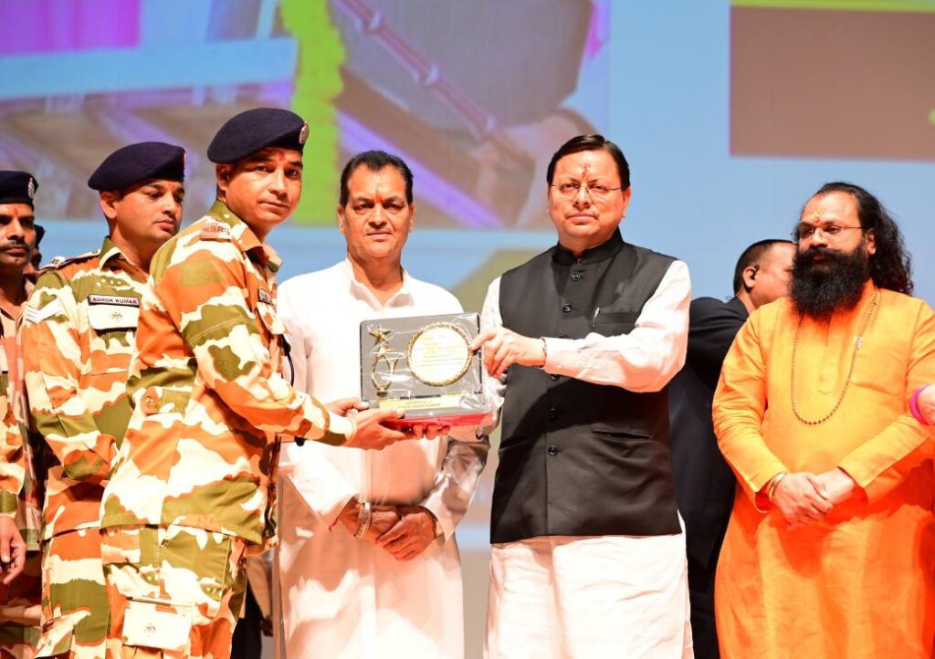 देहरादून प्राइड मूवमेंट सम्मान समारोह में आपदा योद्धाओं को सम्मानित करते मुख्यमंत्री पुष्कर सिंह धामी