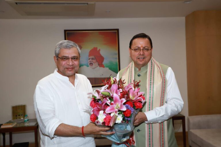 मुख्यमंत्री पुष्कर सिंह धामी और रेल मंत्री अश्विनी वैष्णव नई दिल्ली में बैठक करते हुए