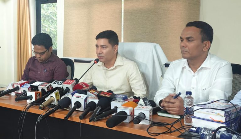 FDA उत्तराखण्ड के अधिकारी पत्रकार वार्ता में