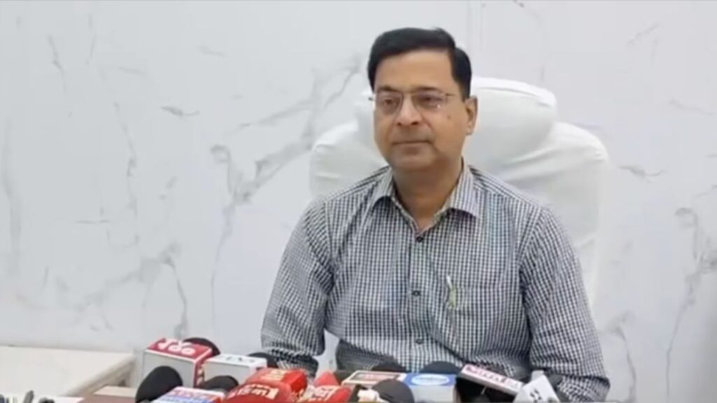 उत्तराखंड में गड्ढा मुक्त सड़क अभियान के तहत चल रहा सड़क मरम्मत कार्य