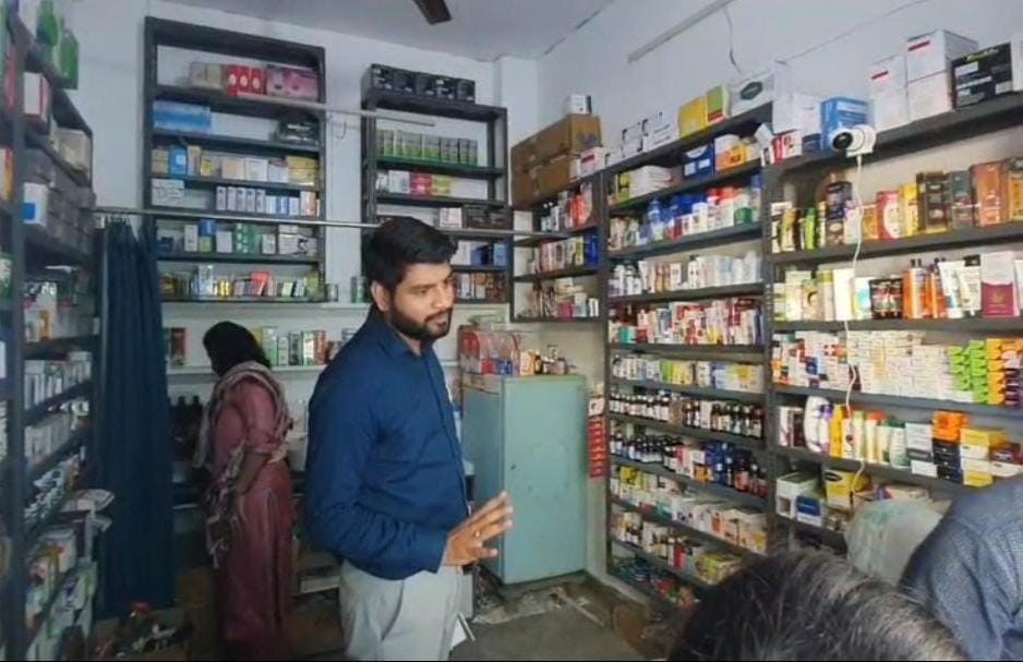 रामनगर में औषधि विभाग की टीम मेडिकल स्टोर पर औचक निरीक्षण करती हुई।