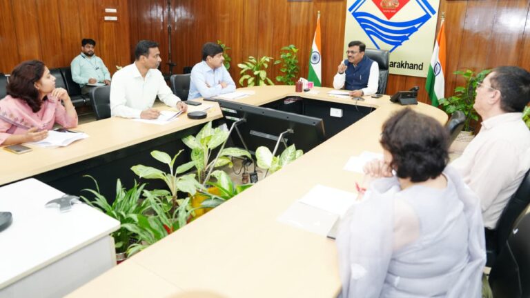 मुख्य सचिव आनंद बर्द्धन सचिवालय में पीएमश्री और लखपति दीदी योजना की समीक्षा करते हुए।