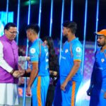 मुख्यमंत्री पुष्कर सिंह धामी उत्तराखण्ड प्रीमियर लीग 2025 के समापन समारोह में खिलाड़ियों को सम्मानित करते हुए
