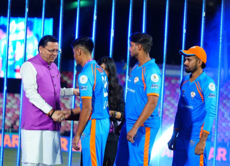 मुख्यमंत्री पुष्कर सिंह धामी उत्तराखण्ड प्रीमियर लीग 2025 के समापन समारोह में खिलाड़ियों को सम्मानित करते हुए