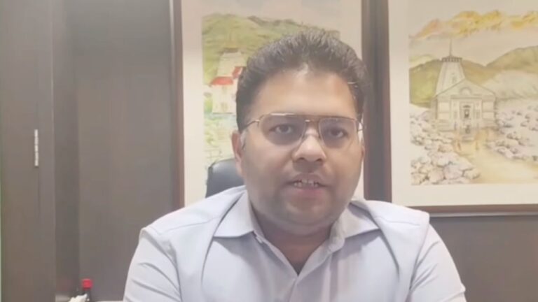 उत्तराखंड में बर्फ से ढके पहाड़ों के बीच जीएमवीएन गेस्ट हाउस – शीतकालीन पर्यटन प्रमोशन