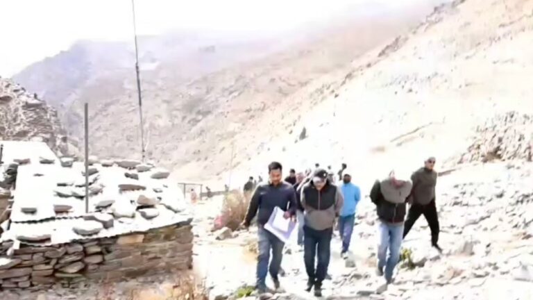 जिलाधिकारी प्रशांत आर्य उत्तरकाशी के सीमांत जादूंग गांव में वाइब्रेंट विलेज योजना के कार्यों का निरीक्षण करते हुए