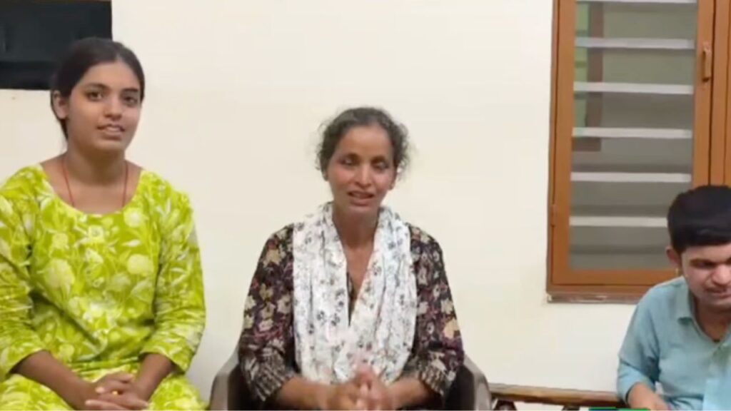 अल्मोड़ा में विधवा शोभा को जिला प्रशासन की मदद से बैंक लोन माफी के बाद घर के कागजात लौटाए गए।