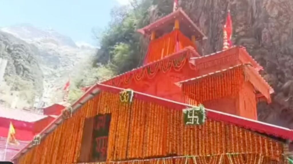 दीपोत्सव और अन्नकूट पर्व पर फूलों से सजा यमुनोत्री धाम मंदिर परिसर