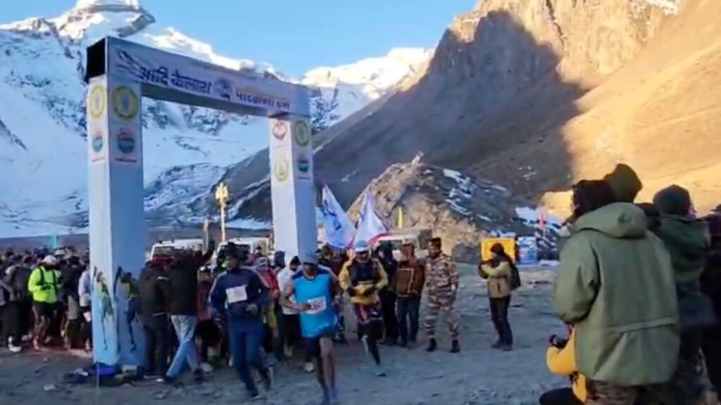 आदि कैलाश में आयोजित उत्तराखंड की पहली हाई एल्टीट्यूड अल्ट्रा रन मैराथन में भाग लेते धावक