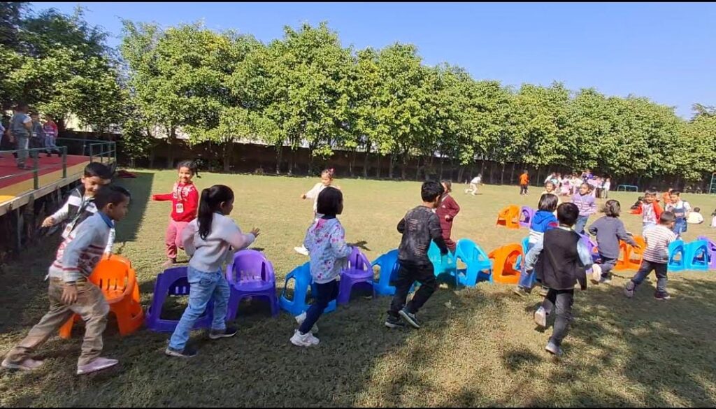 आर्डन प्रोग्रेसिव स्कूल में बाल दिवस कार्यक्रम में भाग लेते छात्र और शिक्षक