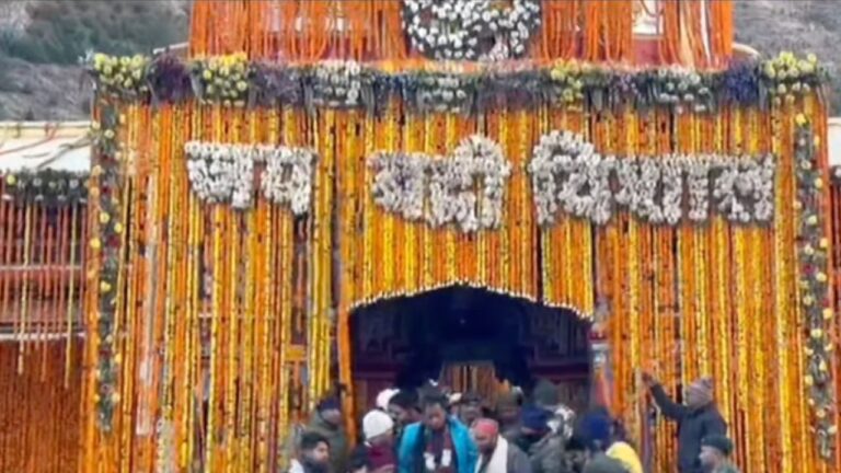 शीतकाल के लिए बंद होते बदरीनाथ धाम के कपाट और फूलों से सजा मंदिर परिसर