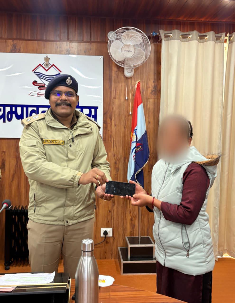 चम्पावत पुलिस द्वारा इंग्लैंड से बरामद किया गया गुमशुदा मोबाइल फोन
