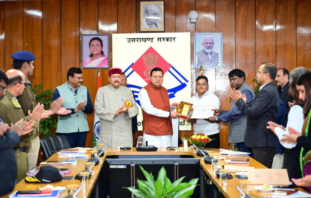 सड़क सुरक्षा परिषद बैठक में निर्देश देते हुए मुख्यमंत्री पुष्कर सिंह धामी