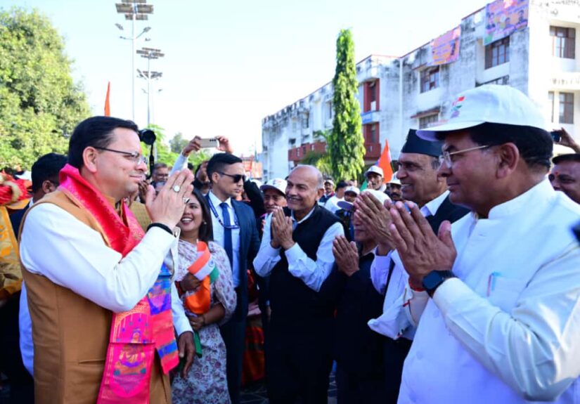 मुख्यमंत्री पुष्कर सिंह धामी टनकपुर में एकता पदयात्रा का नेतृत्व करते हुए