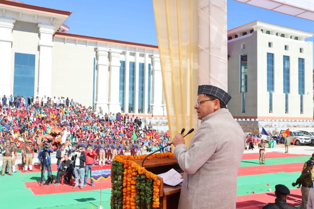 मुख्यमंत्री पुष्कर सिंह धामी गैरसैंण में रजत जयंती समारोह के दौरान योजनाओं का लोकार्पण करते हुए