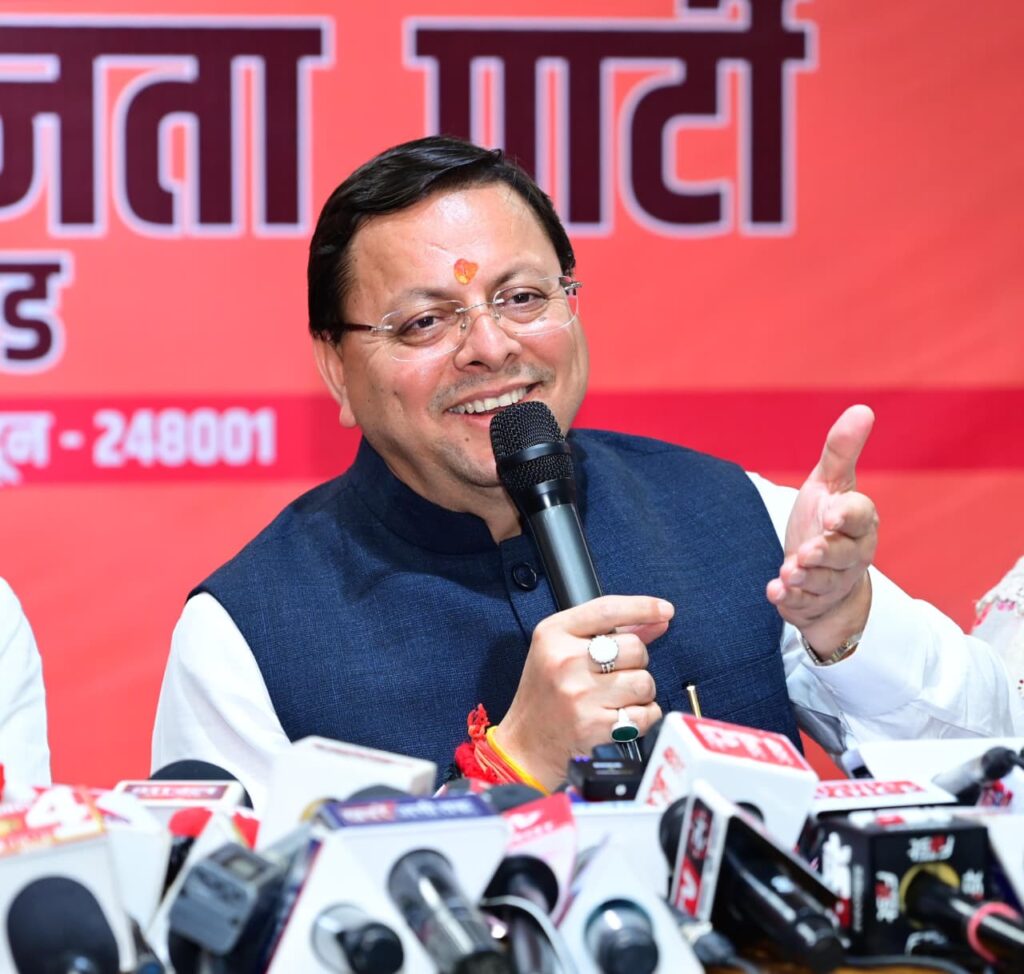 मुख्यमंत्री पुष्कर सिंह धामी रजतोत्सव की घोषणा करते हुए प्रेस वार्ता में संबोधित करते हुए