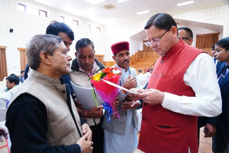 मुख्यमंत्री पुष्कर सिंह धामी देहरादून में जनता मिलन कार्यक्रम के दौरान लोगों की समस्याएं सुनते हुए