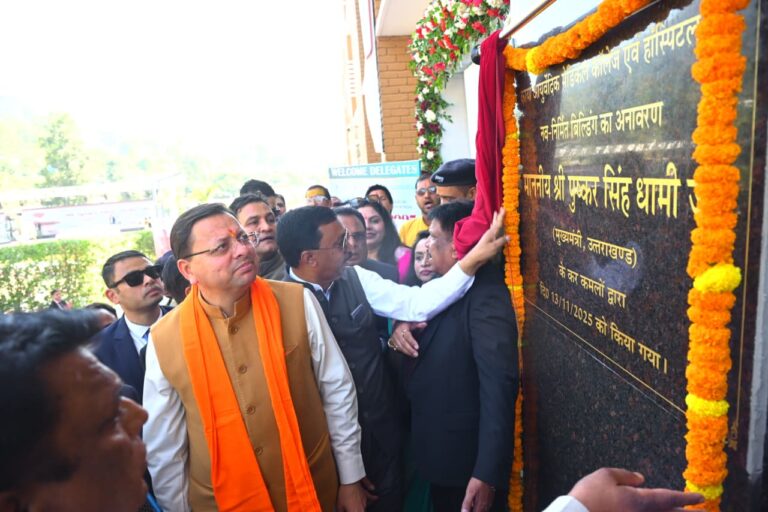 मुख्यमंत्री पुष्कर सिंह धामी PGICON-2025 सम्मेलन में दीप प्रज्ज्वलित करते हुए