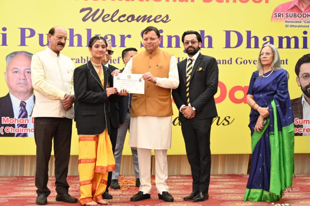 मुख्यमंत्री पुष्कर सिंह धामी ऋषिकेश इंटरनेशनल स्कूल के वार्षिकोत्सव में दीप प्रज्ज्वलित करते हुए