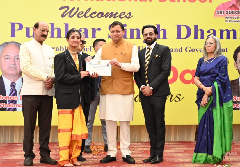 मुख्यमंत्री पुष्कर सिंह धामी ऋषिकेश इंटरनेशनल स्कूल के वार्षिकोत्सव में दीप प्रज्ज्वलित करते हुए