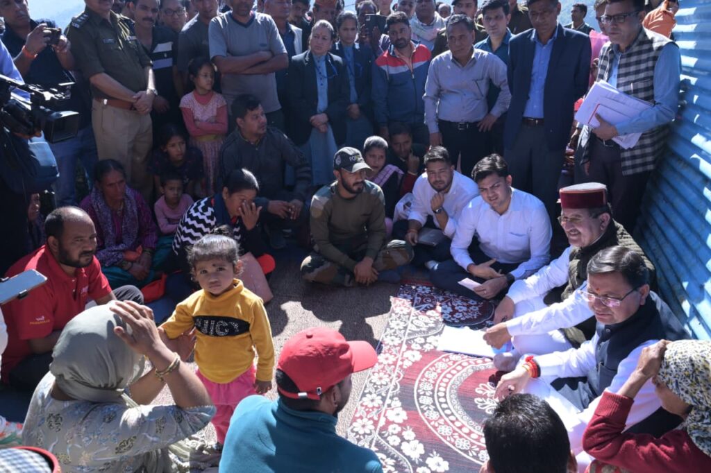 मुख्यमंत्री पुष्कर सिंह धामी रुद्रप्रयाग के भौंर गांव में आपदा प्रभावितों से मुलाकात करते हुए