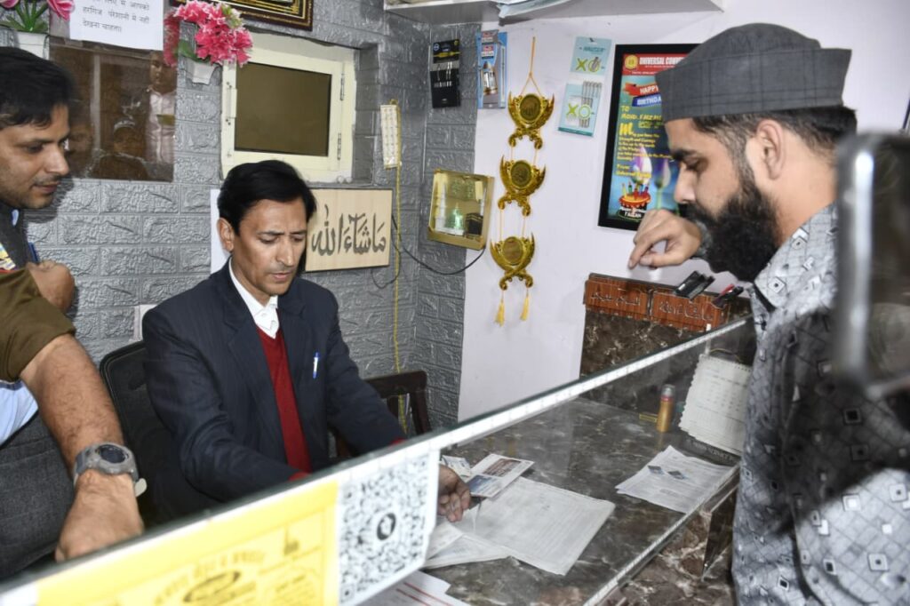 दीपक रावत हल्द्वानी में फर्जी दस्तावेज़ मामले की जांच करते हुए