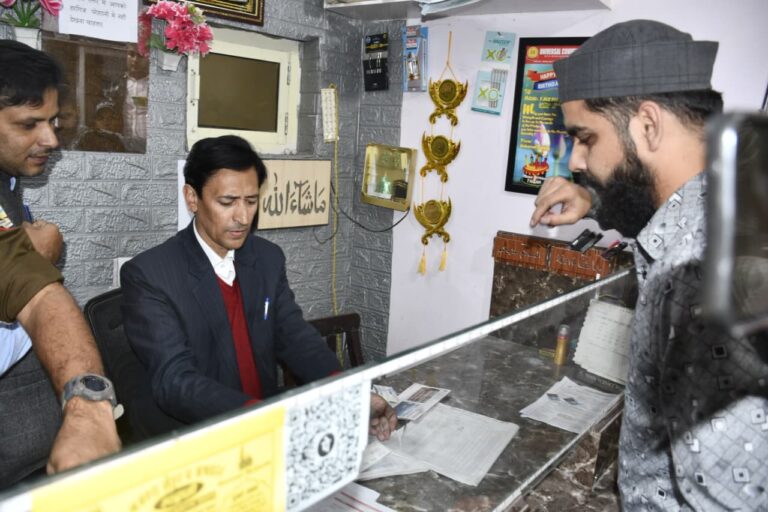 दीपक रावत हल्द्वानी में फर्जी दस्तावेज़ मामले की जांच करते हुए