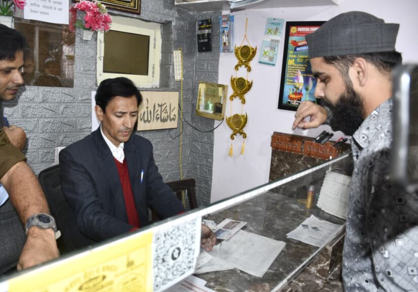 दीपक रावत हल्द्वानी में फर्जी दस्तावेज़ मामले की जांच करते हुए