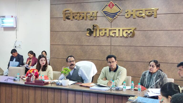 भीमताल विकास भवन में जिलाधिकारी ललित मोहन रयाल विकास कार्यों की समीक्षा बैठक लेते हुए।