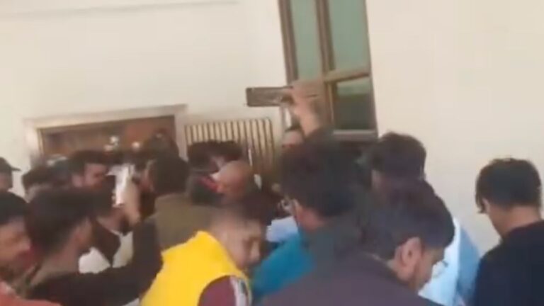 गढ़वाल विश्वविद्यालय श्रीनगर में एसी बैठक के विरोध में नारेबाजी करते छात्रसंघ पदाधिकारी, पुलिस बल तैनात