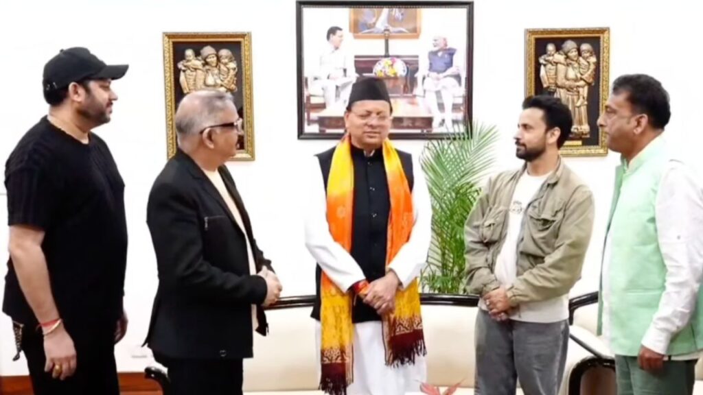 मुख्यमंत्री पुष्कर सिंह धामी इगास पर्व पर कलाकार कृष्णा अभिषेक, हिमानी शिवपुरी और हेमंत पांडे से मुलाकात करते हुए