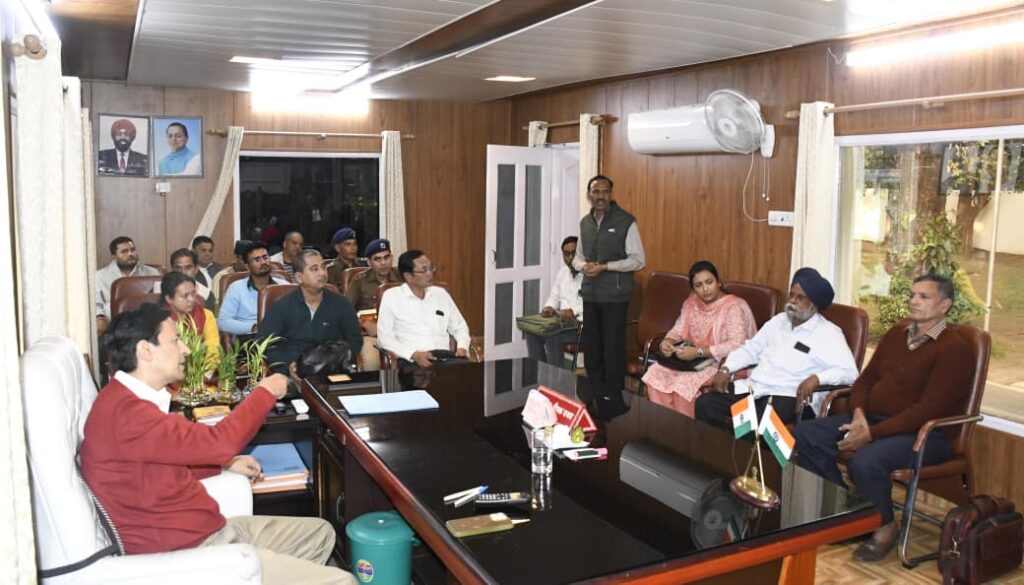 जनता मिलन कार्यक्रम में आयुक्त दीपक रावत द्वारा शिकायतों की सुनवाई करते हुए