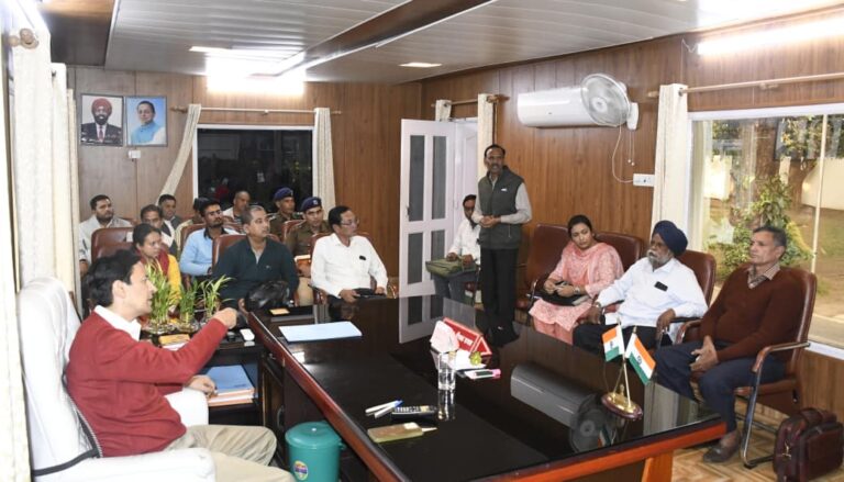 जनता मिलन कार्यक्रम में आयुक्त दीपक रावत द्वारा शिकायतों की सुनवाई करते हुए