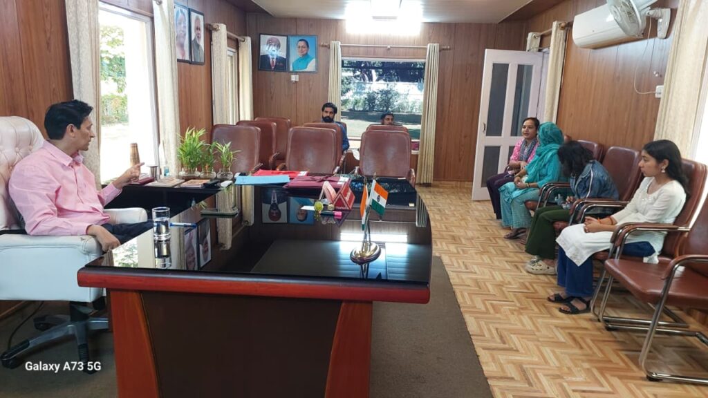 आयुक्त दीपक रावत हल्द्वानी कैम्प कार्यालय में जनता मिलन कार्यक्रम के दौरान शिकायतें सुनते हुए