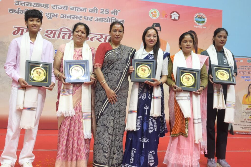 हल्द्वानी में मातृ शक्ति उत्सव कार्यक्रम में बोलती हुई महिला सशक्तिकरण मंत्री रेखा आर्या