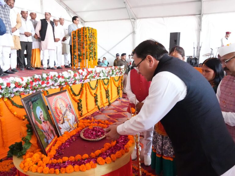 नानकमत्ता में जनजाति गौरव दिवस समारोह में दीप प्रज्ज्वलित करते मुख्यमंत्री पुष्कर सिंह धामी