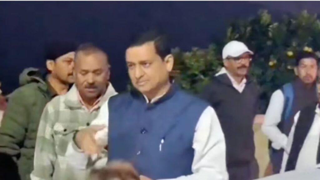 गढ़वाल सांसद अनिल बलूनी पौड़ी रामलीला मैदान में इगास पर्व मनाते हुए