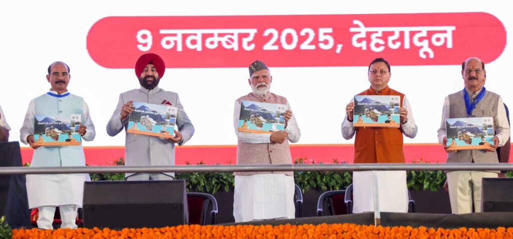 प्रधानमंत्री नरेंद्र मोदी एफआरआई देहरादून में रिबन को जेब में रखते हुए स्वच्छता संदेश देते हुए