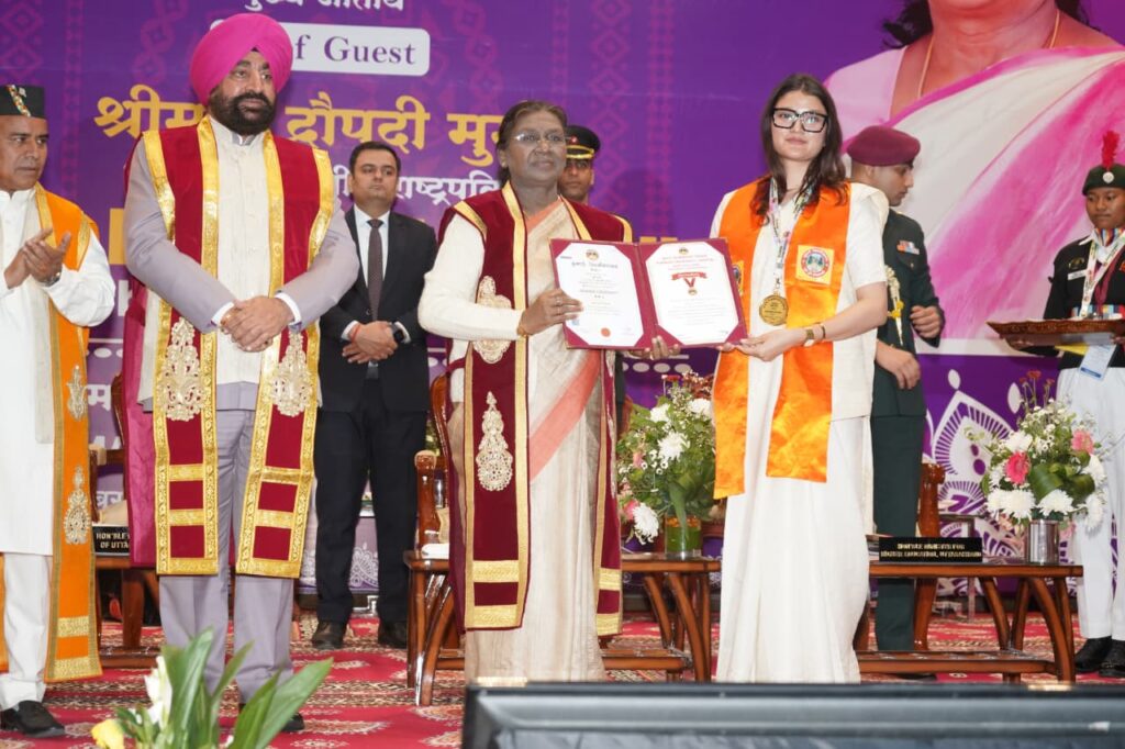 राष्ट्रपति द्रौपदी मुर्मु कुमाऊँ विश्वविद्यालय नैनीताल के दीक्षांत समारोह में छात्र को गोल्ड मेडल देते हुए