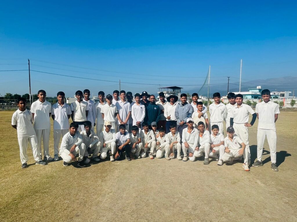 आर्डन और बी.एल.एम स्कूल की टीमों ने जीत दर्ज की, खिलाड़ियों का जश्न।