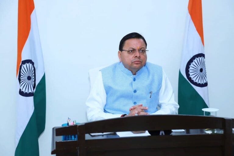 उत्तराखंड मुख्यमंत्री पुष्कर सिंह धामी वर्चुअल समीक्षा बैठक करते हुए
