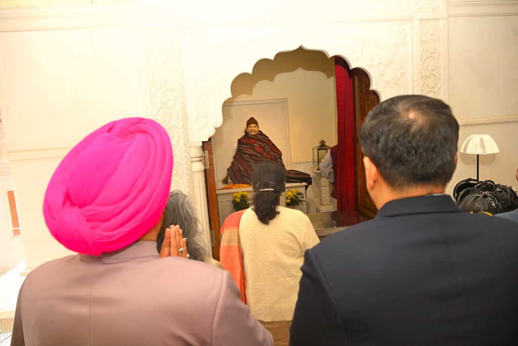 राष्ट्रपति द्रौपदी मुर्मु बाबा नीब करौरी धाम नैनीताल में पूजा-अर्चना करती हुईं