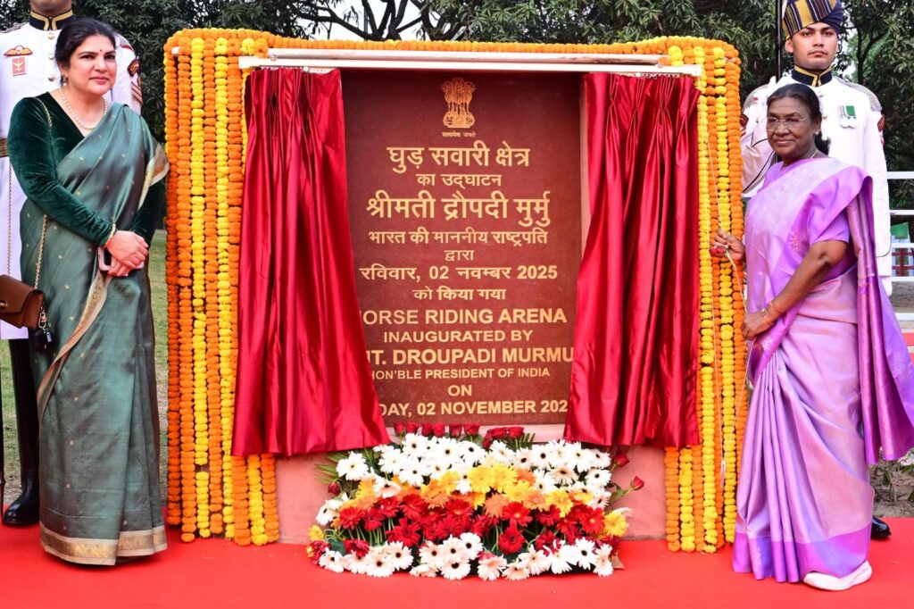 राष्ट्रपति द्रौपदी मुर्मू देहरादून के राष्ट्रपति निकेतन में फुट ओवर ब्रिज और घुड़सवारी क्षेत्र का उद्घाटन करती हुईं